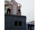 Чергова скандальна акція руху FEMEN відбулася у Києві - дві дівчини залізли на автозак біля суду