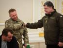 Порошенко вручив український паспорт скінхеду-терористу