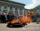 Біля консульства Росії у Львові спалили георгіївську стрічку