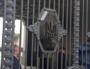 На воротах біля будівлі Ради серп і молот замінили гербом України