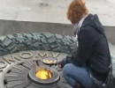 У студентки, яка смажила яєчню на Вічному вогні, знайшлися послідовники