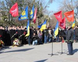 Миколаївці поклали квіти до пам'ятника Шевченку (ФОТО)