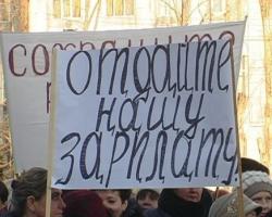 У Херсоні медики пікетували міськраду, вимагаючи зарплатню (ФОТО, ВІДЕО)