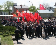 В Тернополі комуністи пронесли червоні прапори до Вічного вогню