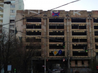 В Києвi на фасадi недобудови з'явився прапор Новоросiї