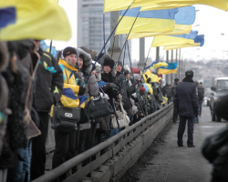 В Дніпропетровську символічним з’єднанням двох берегів Дніпра відсвяткували День Злуки