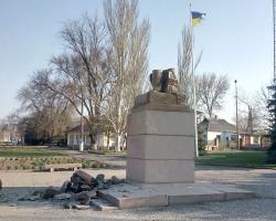 У смт.Казанка Миколаївської області повалили пам'ятник Леніну (ФОТО)
