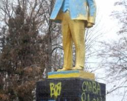 На Одещині розмалювали пам’ятник Леніну націоналістичними гаслами