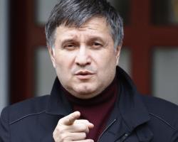 Аваков гарантував безпеку людей з червоними прапорами на День Перемоги (ФОТО)