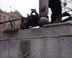 У центрі Харкова підірвали стелу з прапором України (ФОТО)