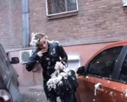 Вандали в Запоріжжі облили олією і обсипали пір'ям жінку