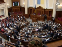 Чиновники зможуть бути членами партій