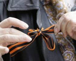 У Харкові звільнили жінку-міліціонера за георгіївську стрічку