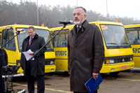 Дмитро Табачник запевнив, що до жовтня сільські школи отримають автобуси