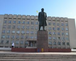 В Ізмаїлі місцеві мешканці не дали вандалам розмалювати пам'ятник Леніну (ФОТО)