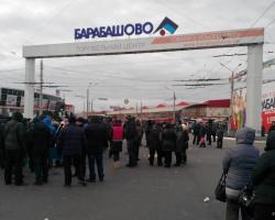 На ТЦ «Барабашове» у Харкові проходить мітинг, торговці приготували покришки