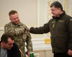Порошенко вручив український паспорт скінхеду-терористу
