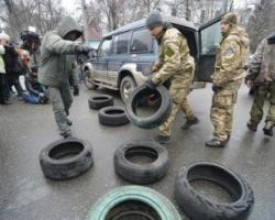 Бійці «Айдару» принесли шини під будівлю Міноборони (ФОТО)