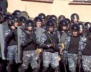 Міліція не дозволила "регіоналам" покласти квіти до солдатського меморіалу у Львові