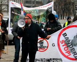 У Польщі зустріли Порошенка прапором ДНР та плакатами «Стоп Бандера» (ФОТО, ВІДЕО)