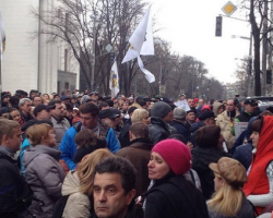 Учасники «кредитного Майдану» перекрили дорогу біля Ради в Києві