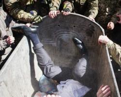 В Івано-Франківську провладні активісти «люстрували» урядовця (ВІДЕО)