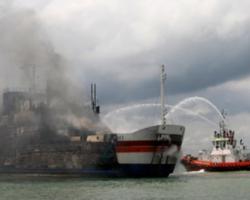 Сотні пасажирів заблоковано на  палаючому паромі «Norman Atlantic»