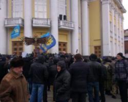 Штурм Вінницької ОДА: розбиті двері і вибухи петард