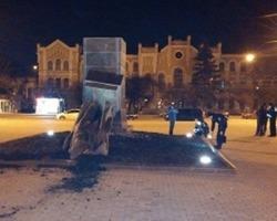 «Харківські партизани» пообіцяли помститися за знесені вандалами пам'ятники (ВІДЕО)