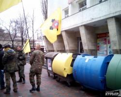 Одеські «майданівці» закидали екс-голову громадської ради при ОДА яйцями й борошном на очах у ОБСЄ (ФОТО)