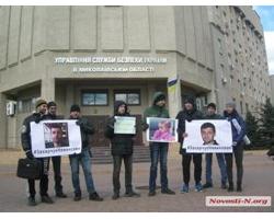 У Миколаєві під стінами СБУ відбувся пікет на підтримку затриманого журналіста (ФОТО, ВІДЕО)