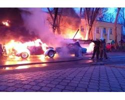 В Одесі пожежа знищила кафе і припарковані біля нього автомобілі (ФОТО)