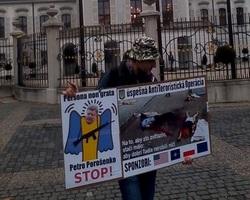 В Словаччині Порошенка зустріли акцією протесту та прапорами Новоросії