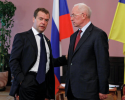 Медведєв відверто сказав Азарову, що Україна повинна або увійти до МС, або ні