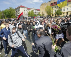 У Тернополі заарештували свободівця за паплюження червоного прапора