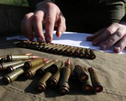 У Дніпропетровську затримано міліціонерів, які торгували зброєю