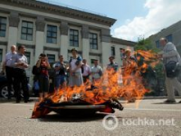 Біля консульства Росії у Львові спалили георгіївську стрічку