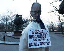В Одесі «повісили» Яценюка за продаж України в рабство МВФ (ФОТО)