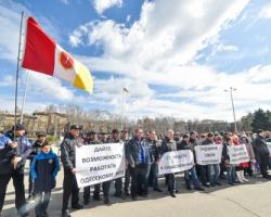 Співробітники одеського НПЗ пікетували ОДА з вимогою повернути їм зарплату (ФОТО)