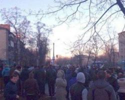 У Костянтинівці розлючені люди протестують проти свавілля військових (ФОТО, ВІДЕО)