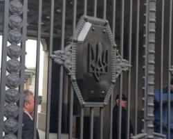На воротах біля будівлі Ради серп і молот замінили гербом України