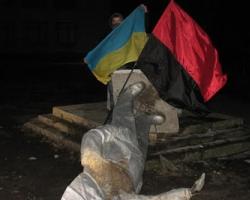 На Одещині замість пам'ятника Леніну встановили прапор УПА
