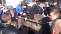 У Дніпропетровську націоналісти запхали жінку в сміттєвий бак