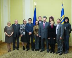 Порошенко підписав закон про вимушених переселенців, визнавши його недосконалість