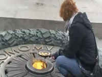 У студентки, яка смажила яєчню на Вічному вогні, знайшлися послідовники