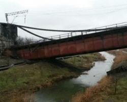 Невідомі підірвали залізничний міст, який з’єднував Україну з ЛНР