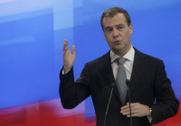Медведєв пояснив, що гальмує Росію